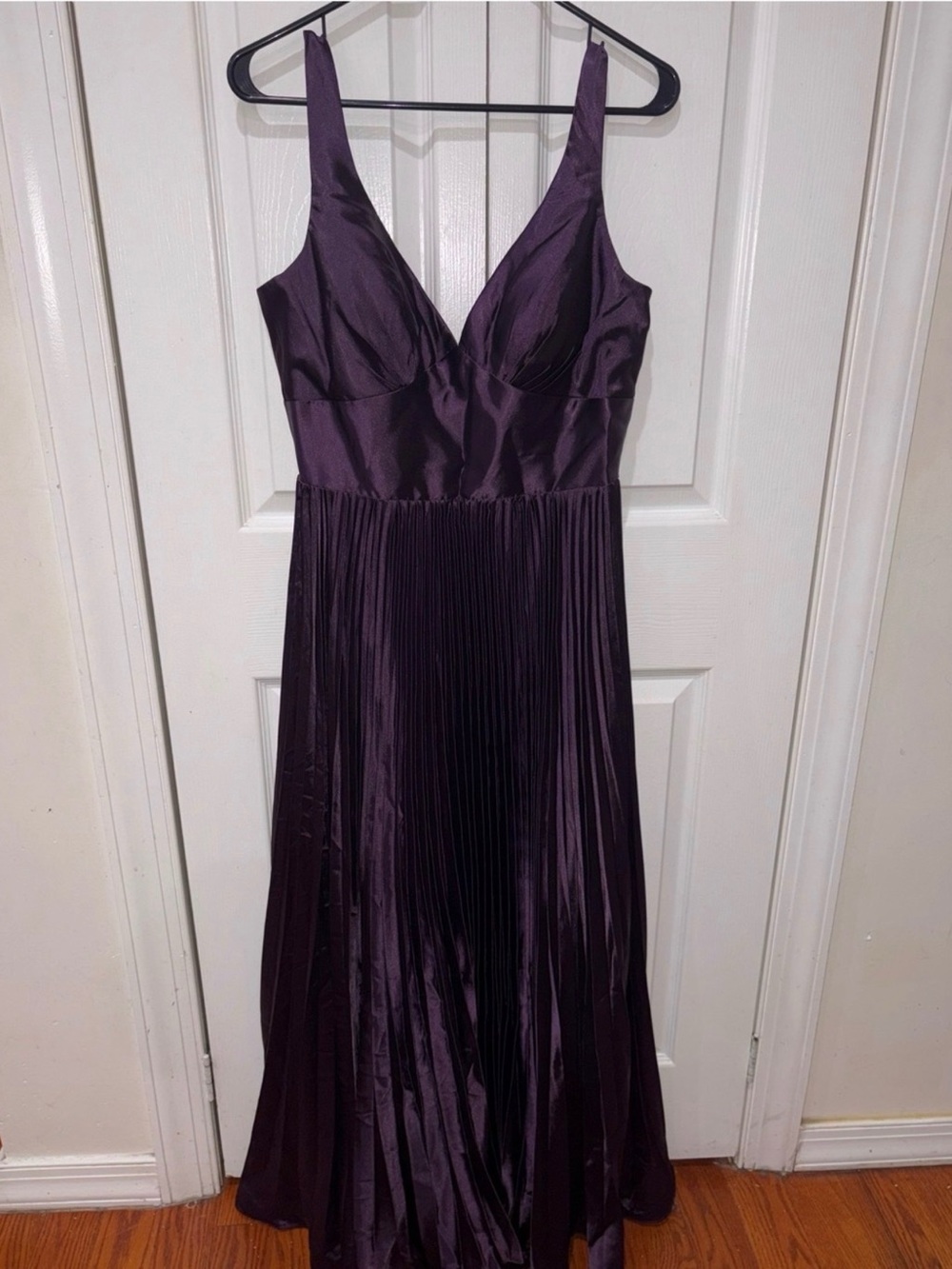 ๐Deep Plum V-Neck pleated sleeveless midi NWT dress - M ๐ - Picture 4 of 11
